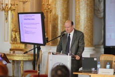 fot. Sebastian Szulfer/KSAP Jacek Rostowski stoi przy mównicy i mówi do mikrofonu