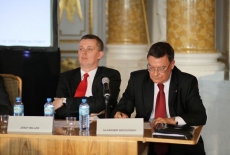 fot. Sebastian Szulfer/KSAP Sławomir Brodziński siedzi przy stole i pisze