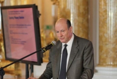 fot. Sebastian Szulfer/KSAP Jacek Rostowski stoi przy mównicy i mówi do mikrofonu