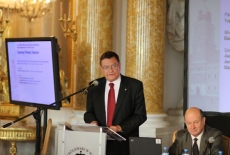 fot. Sebastian Szulfer/KSAP Sławomir Brodziński stoi przy mównicy i przemawia