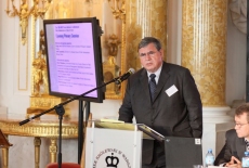 fot. Sebastian Szulfer/KSAP Pan stoi przy mównicy i mówi do mikrofonu