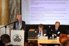 fot. Sebastian Szulfer/KSAP Pani stoi przy mównicy i mówi do mikrofonu