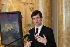 fot. Sebastian Szulfer/KSAP Pan stoi przy mównicy i mówi do mikrofonu