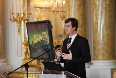 fot. Sebastian Szulfer/KSAP Pan stoi przy mównicy i mówi do mikrofonu