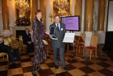 fot. Sebastian Szulfer/KSAP Pani wręcza dyplom Panu