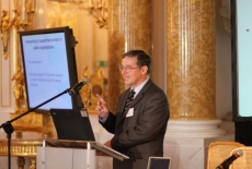 fot. Sebastian Szulfer/KSAP Pan stoi przy mównicy i mówi do mikrofonu