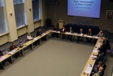 fot. Sebastian Szulfer/KSAP Widok na Aule i rozstawione stoły dookoła sali przy których siedzą goście