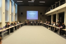 fot. Sebastian Szulfer/KSAP Widok na Aule i rozstawione stoły dookoła sali przy których siedzą goście