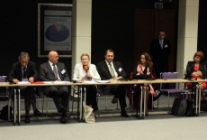 fot. Sebastian Szulfer/KSAP Uczestnicy siedzą w ławkach Pani mówi do mikrofonu