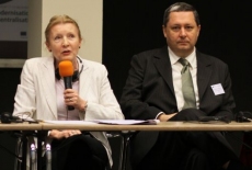 fot. Sebastian Szulfer/KSAP Uczestnicy siedzą w ławkach Pani mówi do mikrofonu