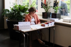 fot. Sebastian Szulfer/KSAP Pani siedzi w ławce na której jest tabliczka Informacja turystyczna