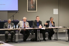 fot. Sebastian Szulfer/KSAP uczestnicy siedzą w ławkach ana uli jeden pan trzyma mikrofon i mówi