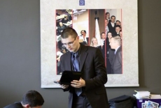 fot. Sebastian Szulfer/KSAP pan stoi przy stoliku gdzie rozłożone są książki