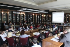 fot. Sebastian Szulfer/KSAP Osoby siedzą w bibliotece przy okrągłym stole