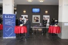 fot. Sebastian Szulfer/KSAP Jacek Czaputowicz w holu rozmawia z panem