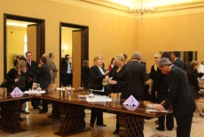 fot. Sebastian Szulfer/KSAP Uczestnicy stoją w holu przy stołach z jedzeniem