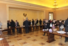 fot. Sebastian Szulfer/KSAP Uczestnicy stoją w holu przy stołach z jedzeniem