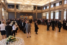 fot. Sebastian Szulfer/KSAP Uczestnicy stoją i rozmawiają na sali