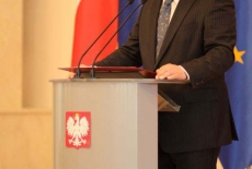 fot. Sebastian Szulfer/KSAP Tomasz Arabski stoi przy mównicy i przemawia