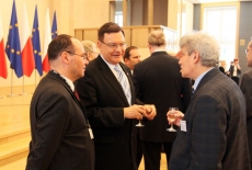 fot. Sebastian Szulfer/KSAP Uczestnicy stoją w holu i rozmawiają z kieliszkami w ręku