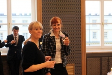 fot. Sebastian Szulfer/KSAP Uczestnicy stoją w holu i rozmawiają z kieliszkami w ręku