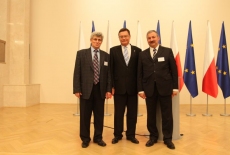 fot. Sebastian Szulfer/KSAP Zdjęcie trzech mężczyzn na tle flag