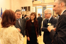 fot. Sebastian Szulfer/KSAP Jacek Czaputowicz rozmawia z osobami w holu.