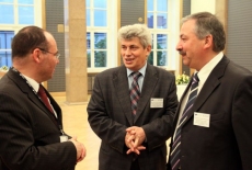 fot. Sebastian Szulfer/KSAP Trzech mężczyzn stoi w holu i rozmawia