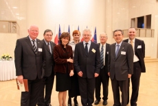 fot. Sebastian Szulfer/KSAP Zdjęcie grupowe gości i Jacka Czaputowicza