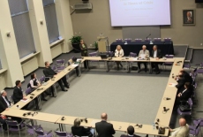 fot. Sebastian Szulfer/KSAP Widok na aule z góry. Stołu sa ustawiona w kwadrat i siedząprzy nich uczestnicy