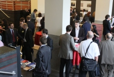 fot. Sebastian Szulfer/KSAP uczestnicy stoją przy stolikach w holu, jedzą, piją i rozmawiają