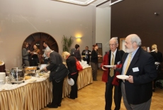 fot. Sebastian Szulfer/KSAP uczestnicy stoją przy stolikach w holu, jedzą, piją i rozmawiają