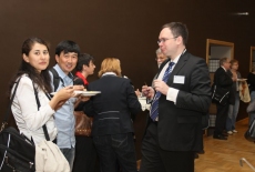 fot. Sebastian Szulfer/KSAP uczestnicy stoją przy stolikach w holu, jedzą, piją i rozmawiają