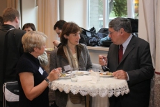 fot. Sebastian Szulfer/KSAP uczestnicy stoją przy stolikach w holu, jedzą, piją i rozmawiają