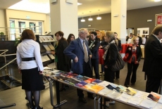 fot. Sebastian Szulfer/KSAP uczestnicy stoją w holu i rozmawiają