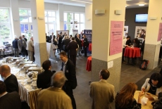 fot. Sebastian Szulfer/KSAP uczestnicy stoją w holu i rozmawiają