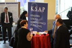 fot. Sebastian Szulfer/KSAP uczestnicy stoją przy stolikach w holu, jedzą, piją i rozmawiają