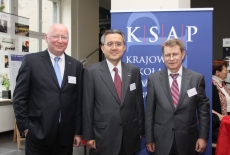 fot. Sebastian Szulfer/KSAP Trzech mężczyzn stoi na tle rolapu KSAP