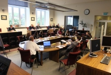 fot. Sebastian Szulfer/KSAP Uczestnicy sesji siedzą przy stole w bibliotece KSAP