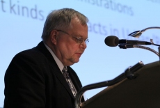 fot. Sebastian Szulfer/KSAP Pan stoi przy mównicy i przemawia