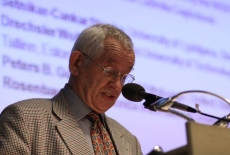 fot. Sebastian Szulfer/KSAP Pan stoi przy mównicy i przemawia