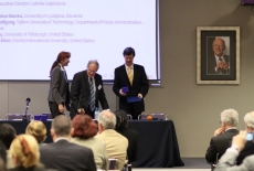 fot. Sebastian Szulfer/KSAP Troje prelegentów stoi przy stole