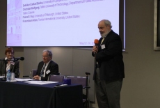 fot. Sebastian Szulfer/KSAP Pan stoi trzyma mikrofon i przemawia