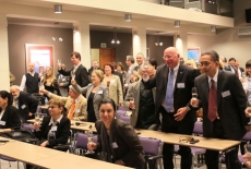 fot. Sebastian Szulfer/KSAP Uczestnicy/goście stoją i wznoszą toast