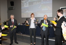 fot. Sebastian Szulfer/KSAP Uczestnicy/goście stoją w okręgu trzymają żółte kartki i śpiewają