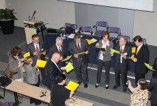 fot. Sebastian Szulfer/KSAP Uczestnicy/goście stoją w okręgu trzymają żółte kartki i śpiewają