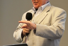 fot. Sebastian Szulfer/KSAP profesor Andrzej Wierzbicki stoi i mówi do mikrofonu