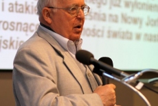 fot. Sebastian Szulfer/KSAP profesor Andrzej Wierzbicki stoi i mówi do mikrofonu