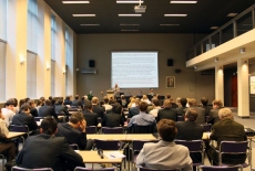 fot. Sebastian Szulfer/KSAP profesor Andrzej Wierzbicki stoi i mówi do mikrofonu przed nim widać siedzących gości