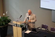 fot. Sebastian Szulfer/KSAP profesor Andrzej Wierzbicki stoi przy mównicy i przemawia